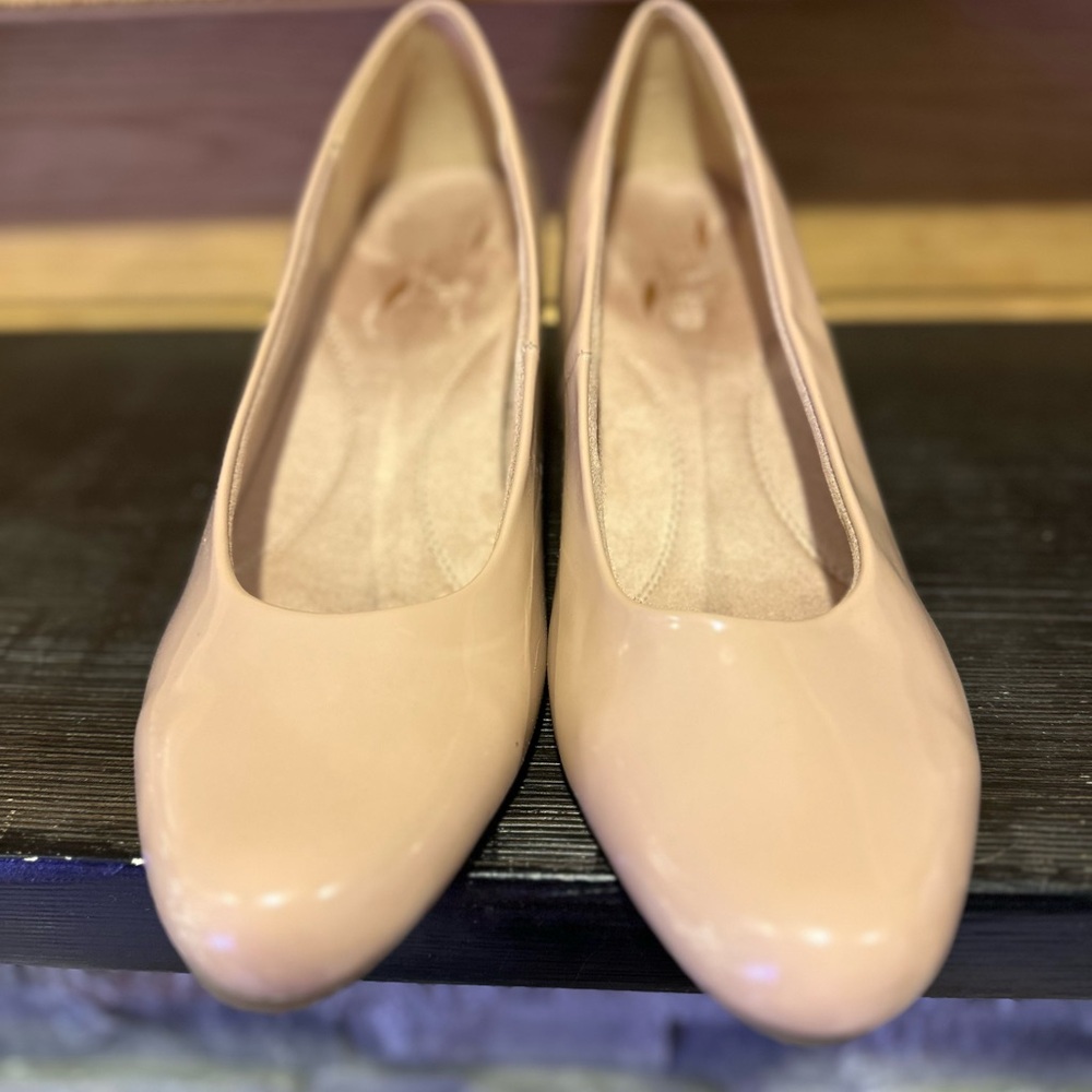 Elegant Nude Pumps